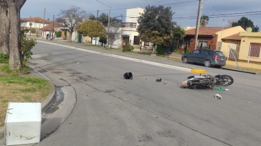 Una automovilista chocó contra un vehículo estacionado y una moto contra un auto