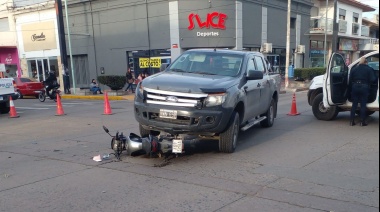 Una motociclista fue embestida por una camioneta en la zona céntrica