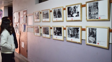 Se encuentra en exposición la muestra “Instantáneas por la Justicia y la Memoria” en la FACSO