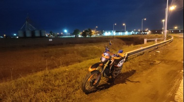 Un motociclista cayó y se fracturó la cadera