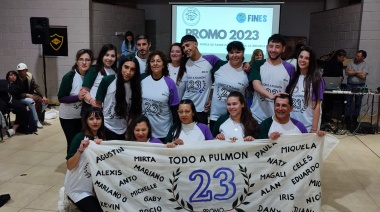 Presentación de distintivos de estudiantes de la modalidad Adultos