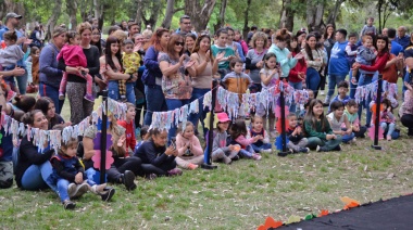 Los Maternales Municipales presentan sus distintivos con una gran fiesta