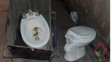 Circulaban con artefactos de baño en un carro y terminaron presos