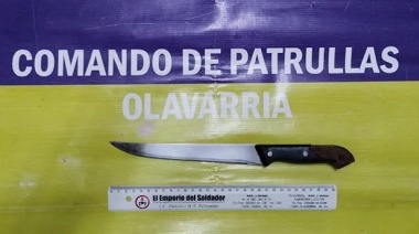 Con una cuchilla insultaba frente al Hospital