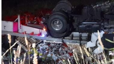 Un camionero falleció tras volcar en Ruta 51