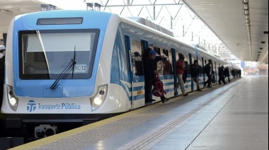 Rige el paro de trenes y hay largas filas de pasajeros en las paradas de colectivos