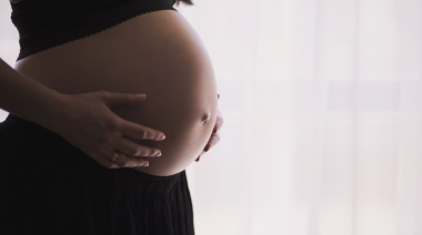 Los embarazos adolescentes descendieron un 50% en Argentina