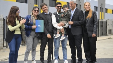 Kicillof entregó 18 viviendas en Avellaneda y apuntó contra Milei