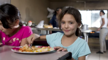 Más de un millón de chicos saltean alguna comida diaria por la crisis