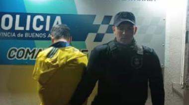 Un joven aprehendido por robar y causar daños en tres vehículos estacionados