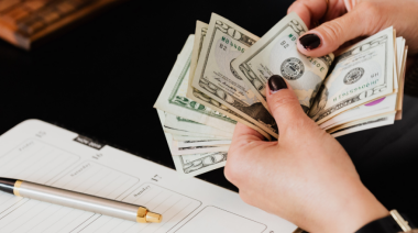 El dólar blue sube por encima de los $1.400 y caen las acciones y los bonos tras los anuncios del Gobierno