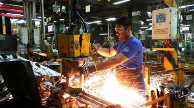 La actividad industrial sigue en retroceso y advierten que en junio se registraron “caídas de magnitud”