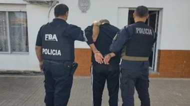 Un hombre fue aprehendido por golpear y amenazar a una mujer
