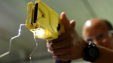 Seguridad habilitó el uso de pistolas taser para reducir a agresores y delincuentes