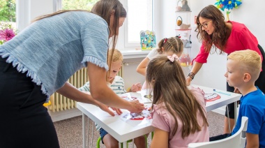 La paradoja de la inclusión: Aulas superpobladas de acompañantes y el perjuicio de los estudiantes