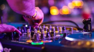 El Gobierno Nacional eliminó el pago a SADAIC por pasar música en fiestas privadas