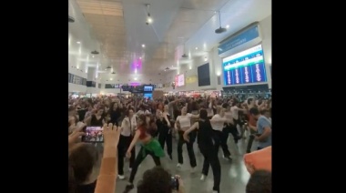 Estudiantes de la UNA bailaron "Fanático" de Lali en la Estación Once