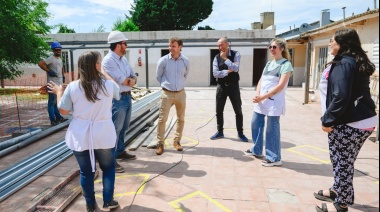El intendente Wesner recorrió la obra de recambio de techos en la Escuela Nº 55 de barrio AOMA