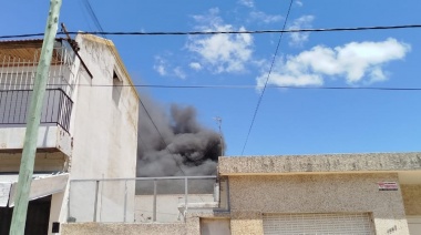 Impactante incendio en el patio de un galpón de compra-venta de artículos usados