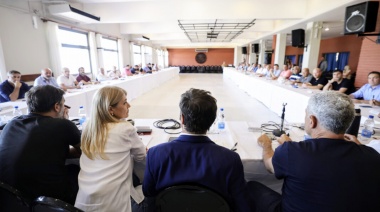 En una cumbre con Kicillof, 35 intendentes del PJ pidieron avanzar con el desdoblamiento