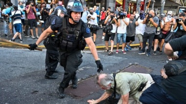 Fuerte represión, heridos y detenidos en la protesta de jubilados con apoyo de hinchas de clubes de fútbol