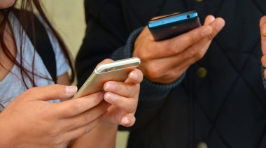 Celulares en el aula: cómo resuelven los colegios privados un desafío cada vez más complejo