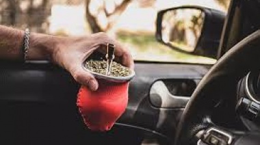 Multas de hasta $420.000 por tomar mate en la ruta