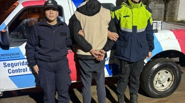 Caminaba con un televisor y lo escondió debajo de un colectivo cuando vio personal policial