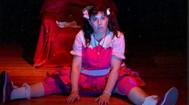 " Por Cua" se suma a la noche de teatro en Insurgente