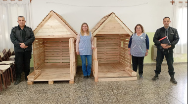 En la cárcel de Trenque Lauquen elaboraron dos casitas de madera para el Jardín de Infantes N° 901