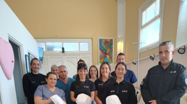 Entrega solidaria de gorros térmicos confeccionados en la cárcel de mujeres de Azul