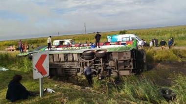 Volcó un micro en la Ruta 2 a la altura de General Pirán: dos muertos