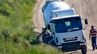Un camionero infraccionado por volcar cemento fresco en un espacio público