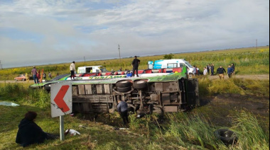 Volcó un micro en la Ruta 2 a la altura de General Pirán: dos muertos