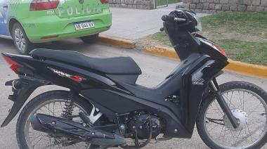 Rápido accionar policial permitió recuperar una moto robada