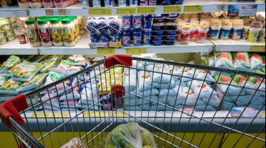 El consumo de leche cayó un 12% y las familias optan cada vez más por segundas marcas