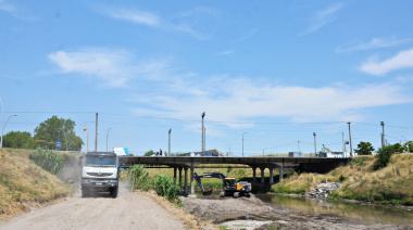 Se realizan trabajos hidráulicos en el arroyo Tapalqué a la altura del puente de Av. Sarmiento