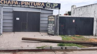 Un hombre falleció luego de que un poste de madera le cayera en la cabeza