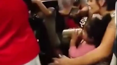 Capital Humano denunció y pidió identificar a una mujer que le dio cerveza a su bebé en un tren