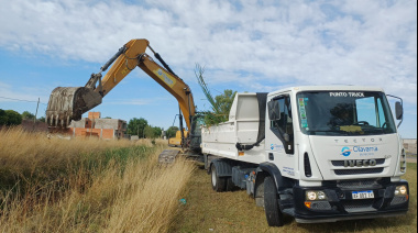 El Municipio ejecuta trabajos de limpieza en el canal de avenida Eva Perón