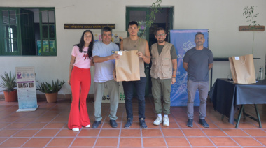 El Municipio entregó material de lectura y ejemplares de árboles nativos a bibliotecas populares del Partido