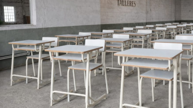 Nueva entrega de mobiliario escolar elaborado por el Polo Industrial del SPB de Sierra Chica