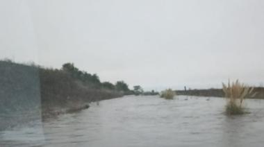 Camino a Espigas inundado tras intensas lluvias: vecinos advierten complicaciones en el acceso