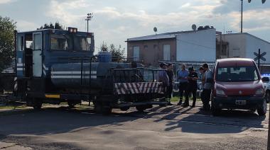 Choque en paso a nivel de calle Balcarce: una máquina ferroviaria impactó contra una Kangoo
