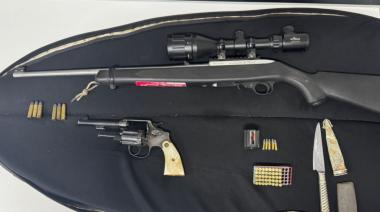 Detuvieron a un hombre armado: llevaba un revólver, una carabina y estaba ebrio