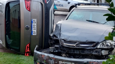 Choque y vuelco en barrio San Vicente