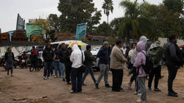 Desempleo: Varias cuadras de cola por 60 puestos de trabajo en un frigorífico