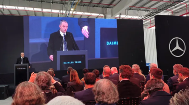Adorni reapareció en la inauguración de una planta de Mercedes Benz en Zárate