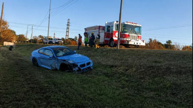 Ruta 8: quiso probar su BMW 0 KM, perdió el control y chocó contra una alcantarilla
