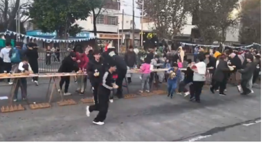 Vecinos saquearon un sándwich gigante de matambre a la pizza en Avellaneda
